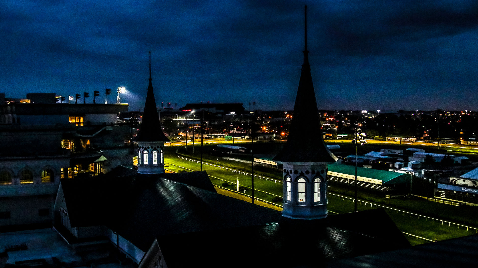 KENTUCKY DERBY 2019 - CHURCHILL DOWNS - Twin Spires - night racing.jpg